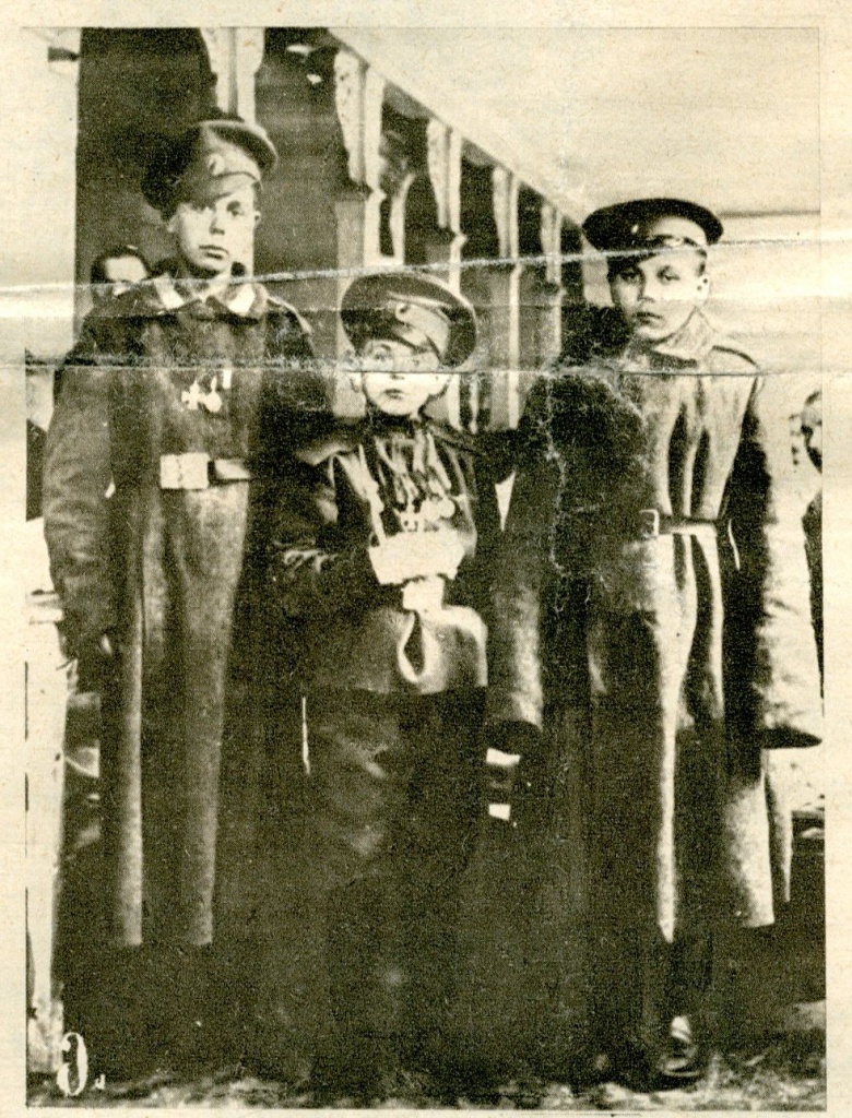 3.3. Добровольцы (слева направо)  Петр Христич, 15 лет, Миша Власов, 13 лет, Ефим ПАвлов ,14 лет.jpg